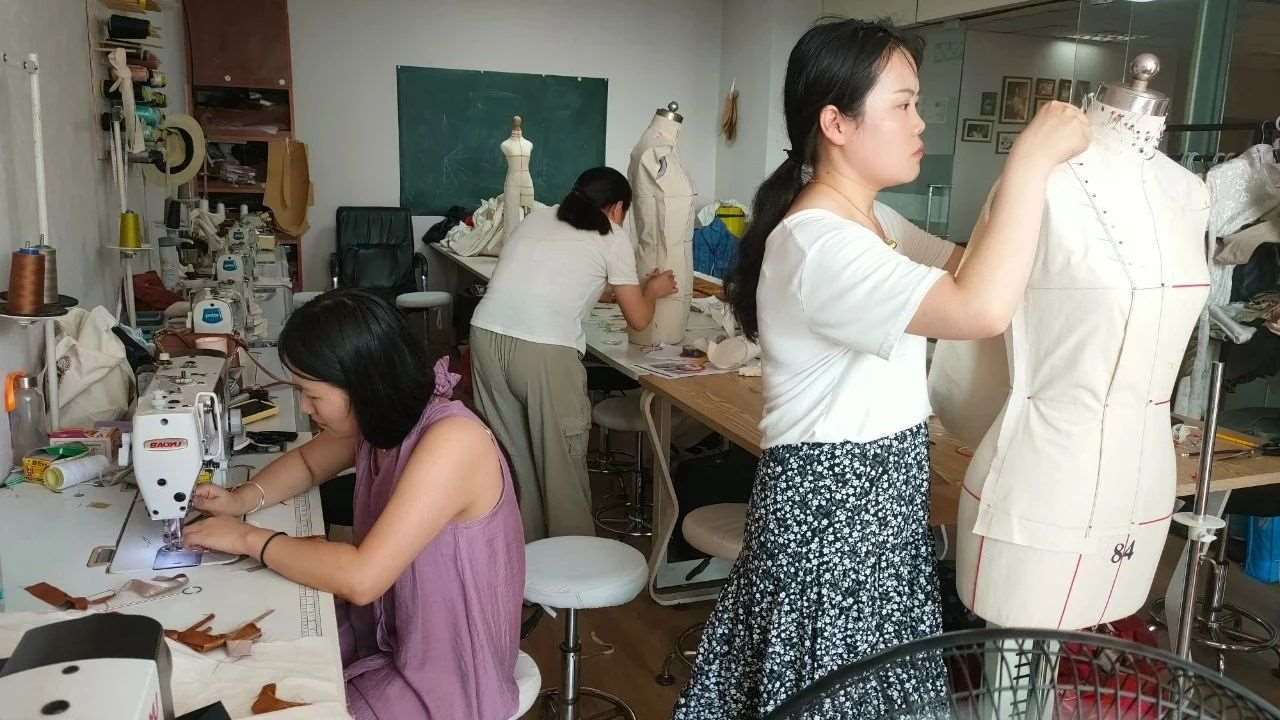 合肥哪里有服装制版学习班？合肥服装裁剪缝纫培训学校，合肥学致教育专注服装设计制版培训18年